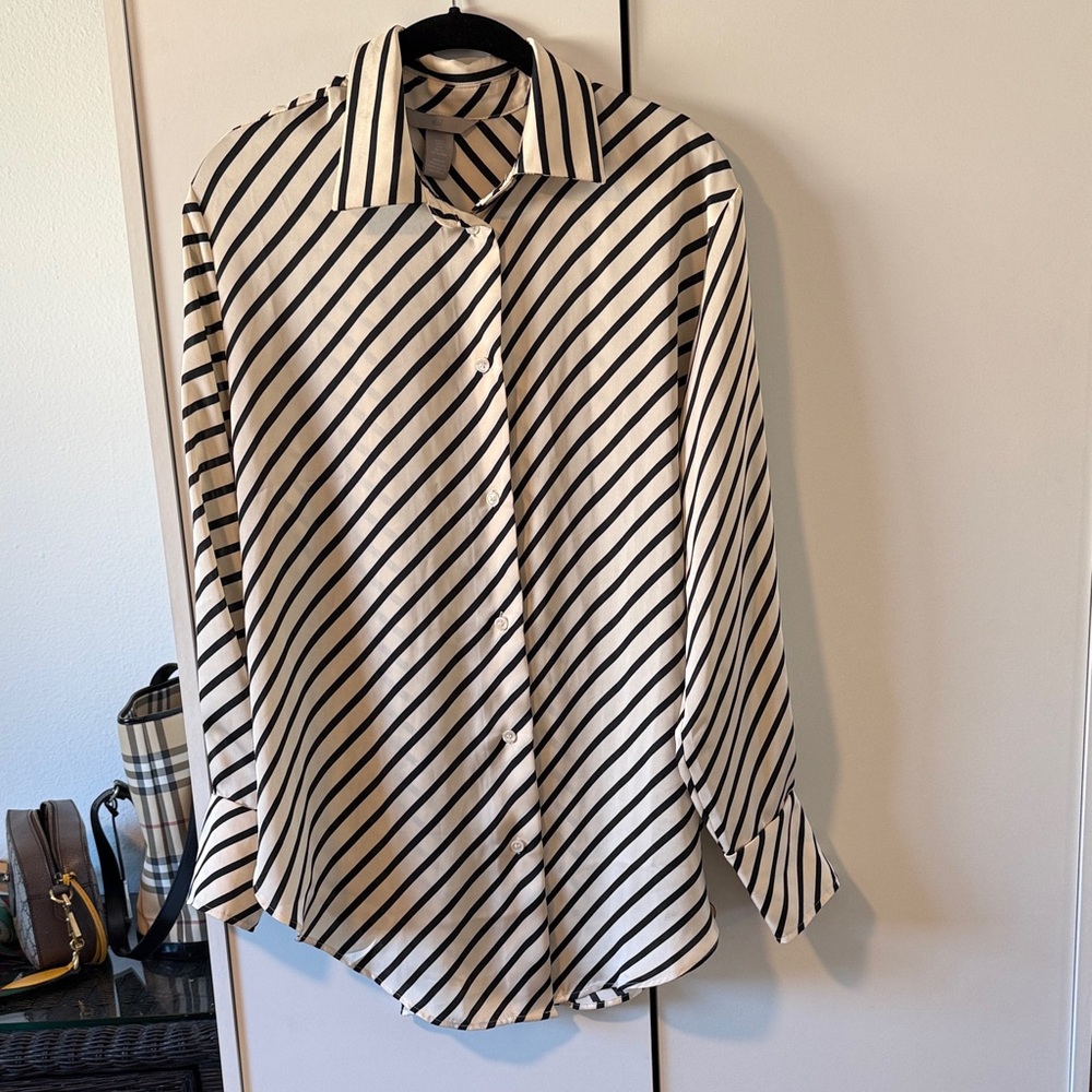 H&M / Striped Black and White Satin Button-Up Shirt -S